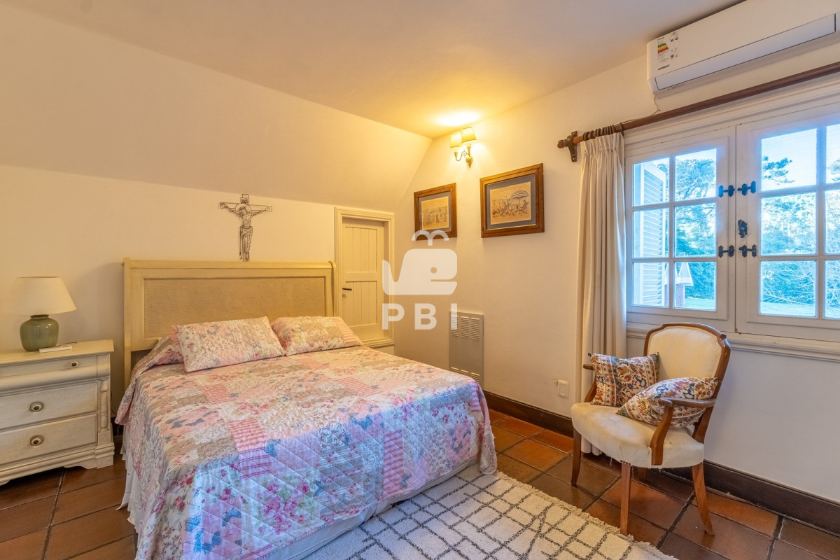 RXhjbHVzaXZhIHByb3BpZWRhZCBlbiB2ZW50YSwgY29uIDUgZG9ybWl0b3Jpb3MsIEVsIEdvbGYsIFB1bnRhIGRlbCBFc3RlLiAtIFJlZiA6IFBCSTEzODQ0