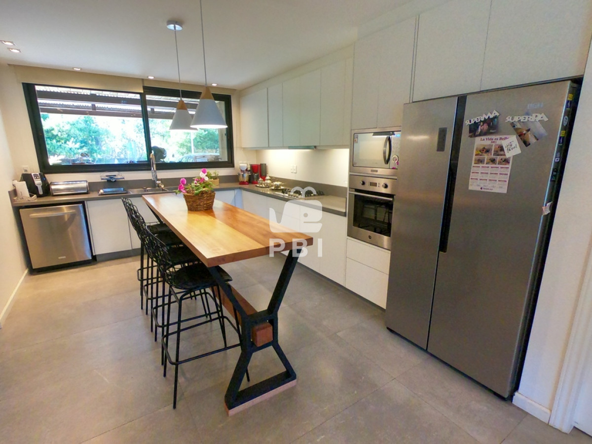 Q2FzYSA0IERPUk1JVE9SSU9TIGVuIERFU0lHTiBWSUxMQUdFLCBQdW50YSBCYWxsZW5hIC0gUmVmIDogUEJJMjMzMg==