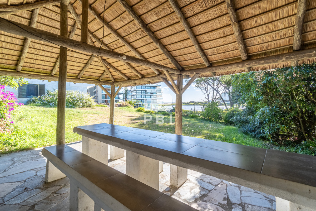 Q2FzYSBmcmVudGUgYSBMYWd1bmEgZGVsIERpYXJpbyAtIEV4Y2VsZW50ZSB1YmljYWNpw7NuIHkgZ3JhbiB0ZXJyZW5vIC0gUmVmIDogUEJJMTU2NTI=