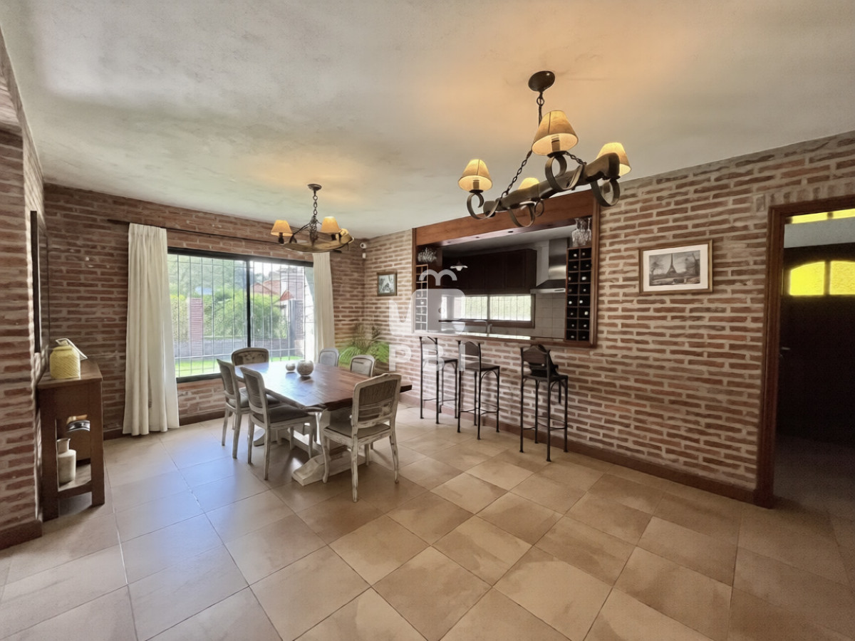 Q2FzYSBkZSA0IGRvcm1pdG9yaW9zIGVuIFBpbmFyZXMsIFB1bnRhIGRlbCBFc3RlIC0gUmVmIDogUEJJMTU4MDg=