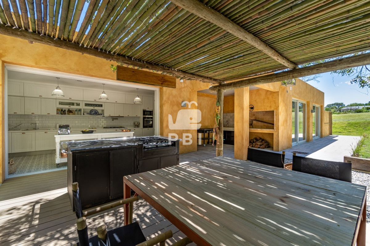 Q2FzYSBkZSAzIGRvcm1pdG9yaW9zIGVuIGJhcnJpbyBwcml2YWRvIC0gUmVmIDogUEJJMzIzOQ==