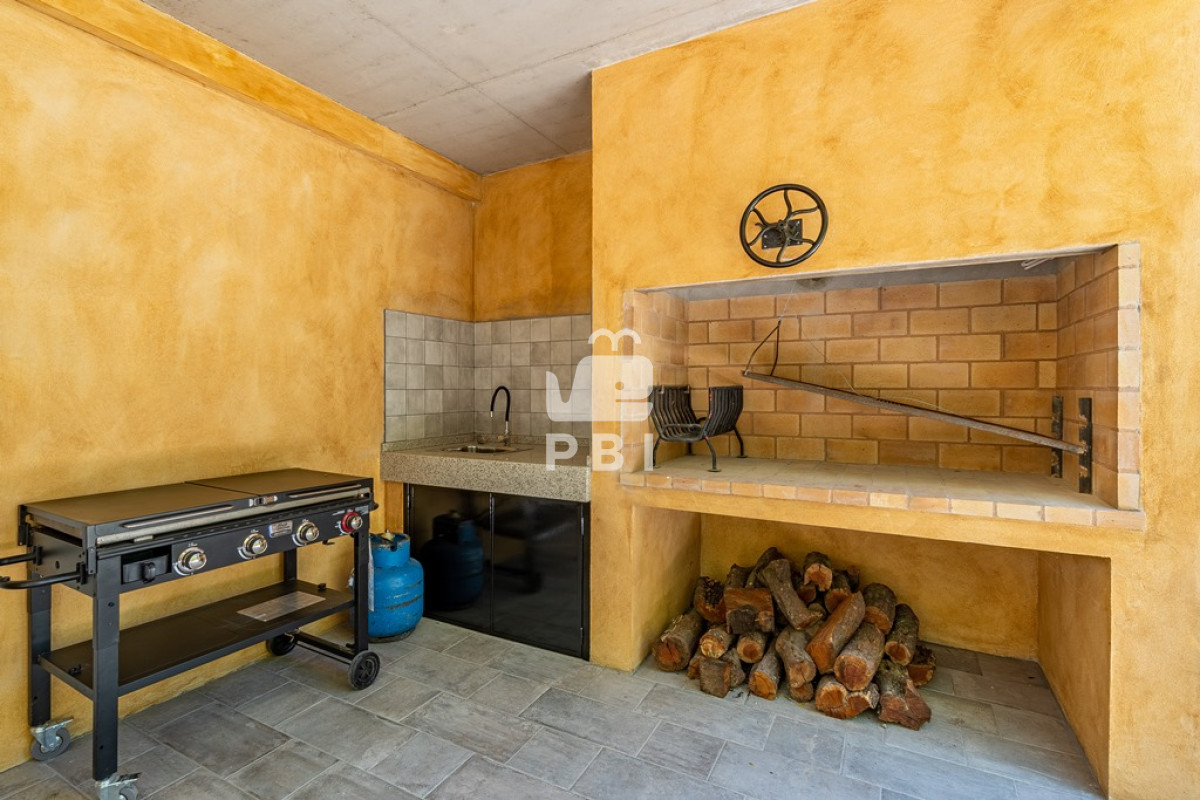 Q2FzYSBkZSAzIGRvcm1pdG9yaW9zIGVuIGJhcnJpbyBwcml2YWRvIC0gUmVmIDogUEJJMzIzOQ==