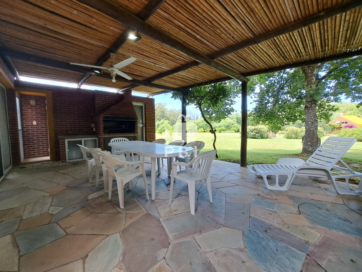 Q2FzYSA0IERPUk1JVE9SSU9TIGVuIENhbWlubyBMdXNzaWNoLCBQdW50YSBCYWxsZW5hIC0gUmVmIDogUEJJMTMxODE=