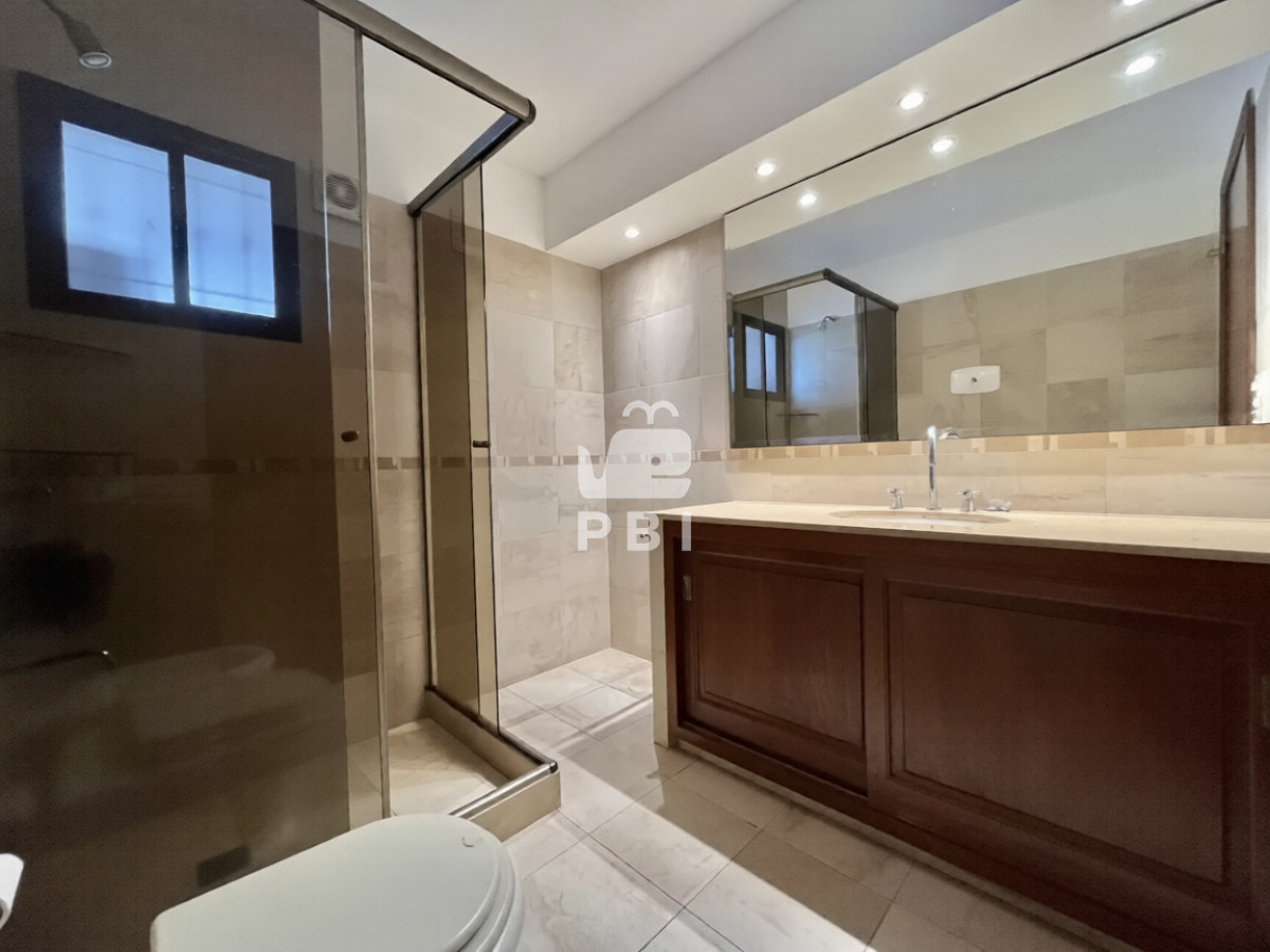 Q2FzYSBkZSA0IGRvcm1pdG9yaW9zIGVuIFBpbmFyZXMsIFB1bnRhIGRlbCBFc3RlIC0gUmVmIDogUEJJMTU4MDg=