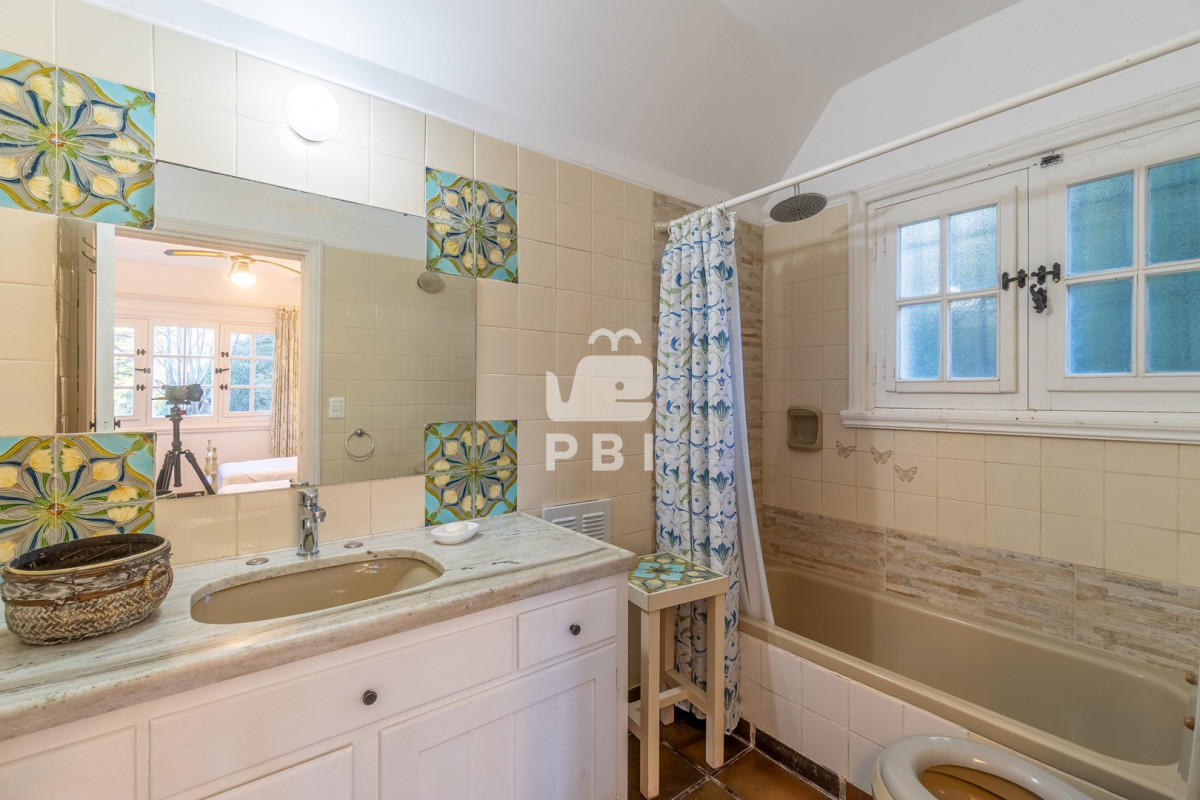 RXhjbHVzaXZhIHByb3BpZWRhZCBlbiB2ZW50YSwgY29uIDUgZG9ybWl0b3Jpb3MsIEVsIEdvbGYsIFB1bnRhIGRlbCBFc3RlLiAtIFJlZiA6IFBCSTEzODQ0