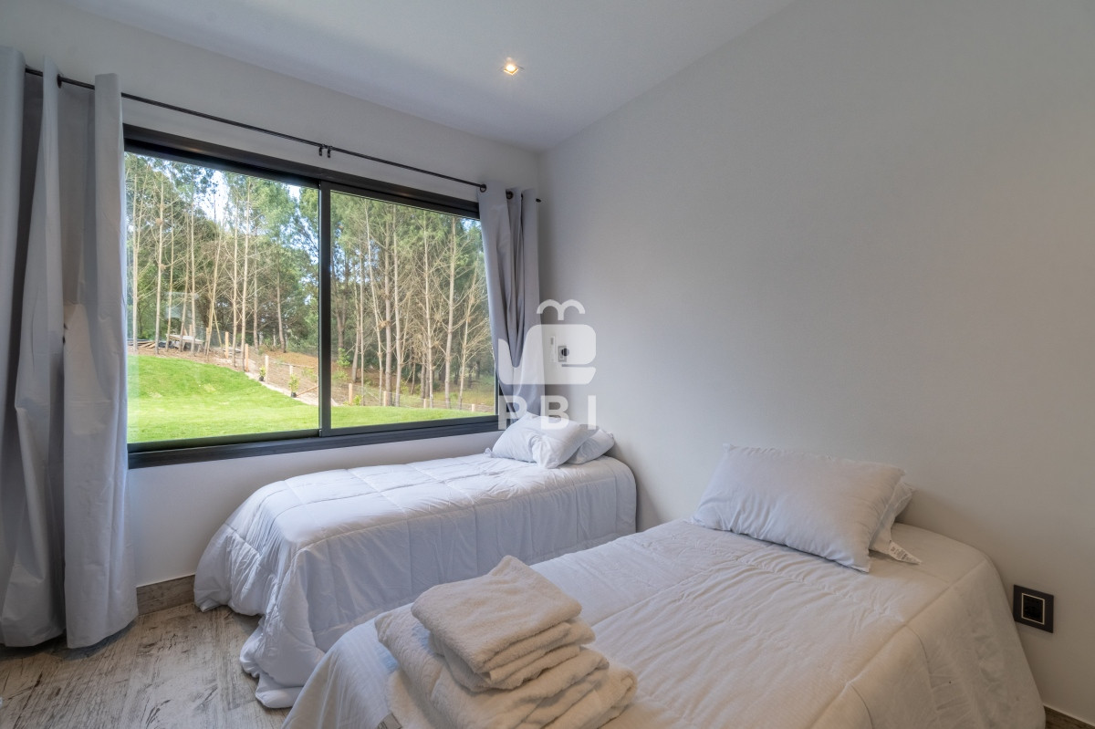 Q2FzYSA0IERPUk1JVE9SSU9TIGVuIEFjcmVzIGRlIFNvbGFuYXMsIFB1bnRhIEJhbGxlbmEgLSBSZWYgOiBQQkkxMzE2OA==