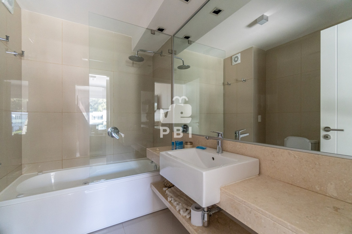 Q2FzYSBlbiBHYXJkZW5zIFZpZXcsIFB1bnRhIEJhbGxlbmEgLSBSZWYgOiBQQkkxNDA4NA==