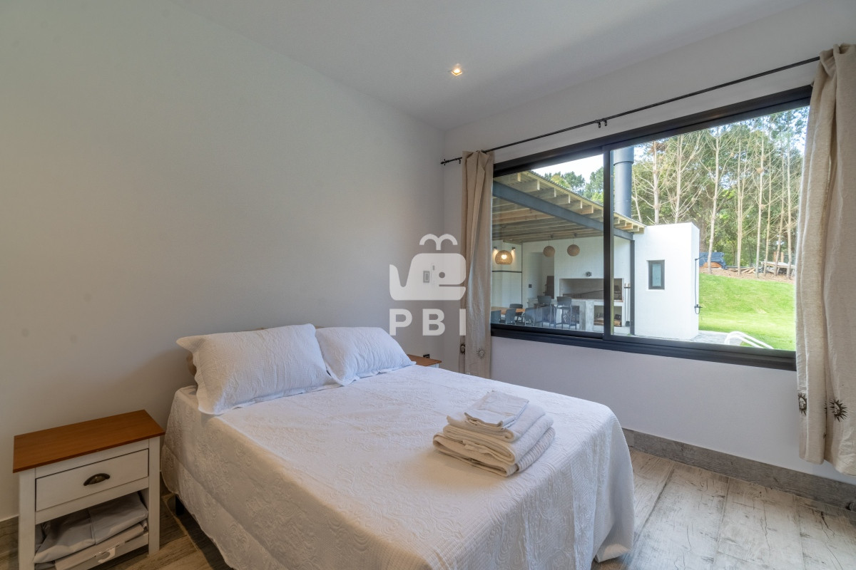 Q2FzYSA0IERPUk1JVE9SSU9TIGVuIEFjcmVzIGRlIFNvbGFuYXMsIFB1bnRhIEJhbGxlbmEgLSBSZWYgOiBQQkkxMzE2OA==