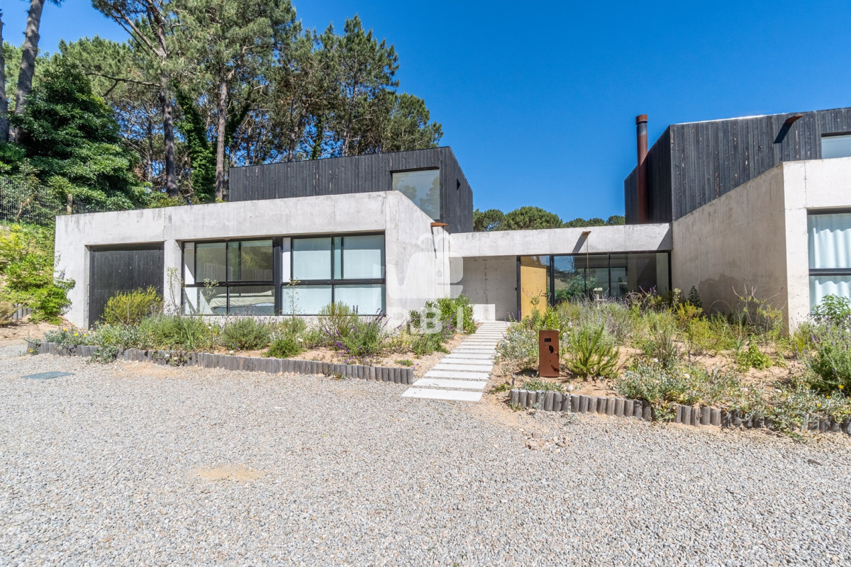 Q2FzYSBkZSAzIGRvcm1pdG9yaW9zIGVuIEFsbWFyLCBDbHViIGRlbCBMYWdvIC0gUmVmIDogUEJJMTQyMzY=