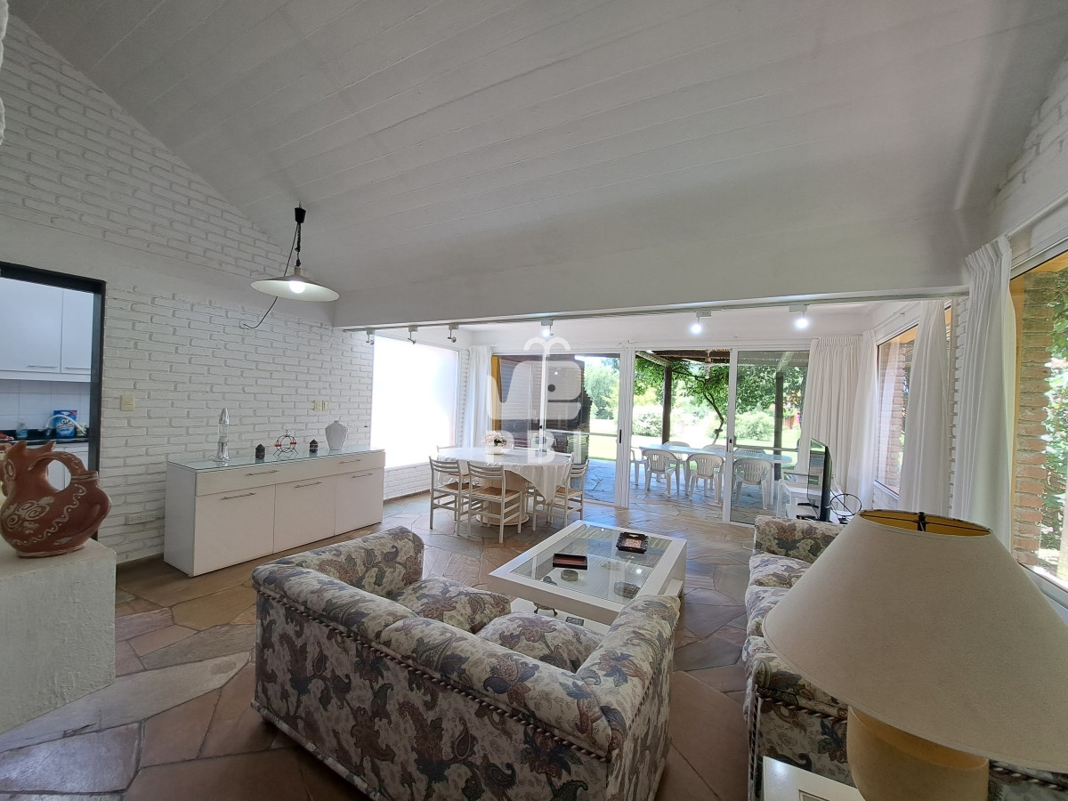 Q2FzYSA0IERPUk1JVE9SSU9TIGVuIENhbWlubyBMdXNzaWNoLCBQdW50YSBCYWxsZW5hIC0gUmVmIDogUEJJMTMxODE=