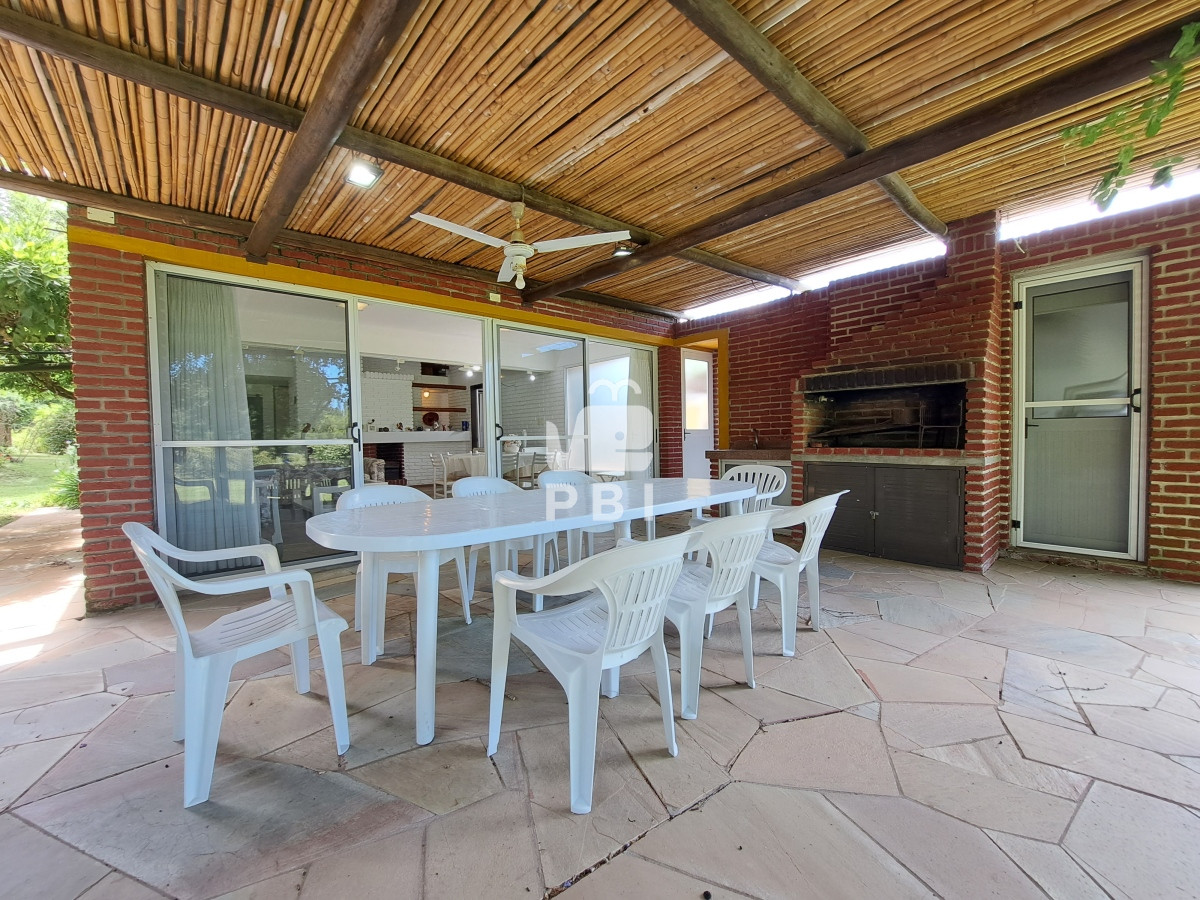 Q2FzYSA0IERPUk1JVE9SSU9TIGVuIENhbWlubyBMdXNzaWNoLCBQdW50YSBCYWxsZW5hIC0gUmVmIDogUEJJMTMxODE=