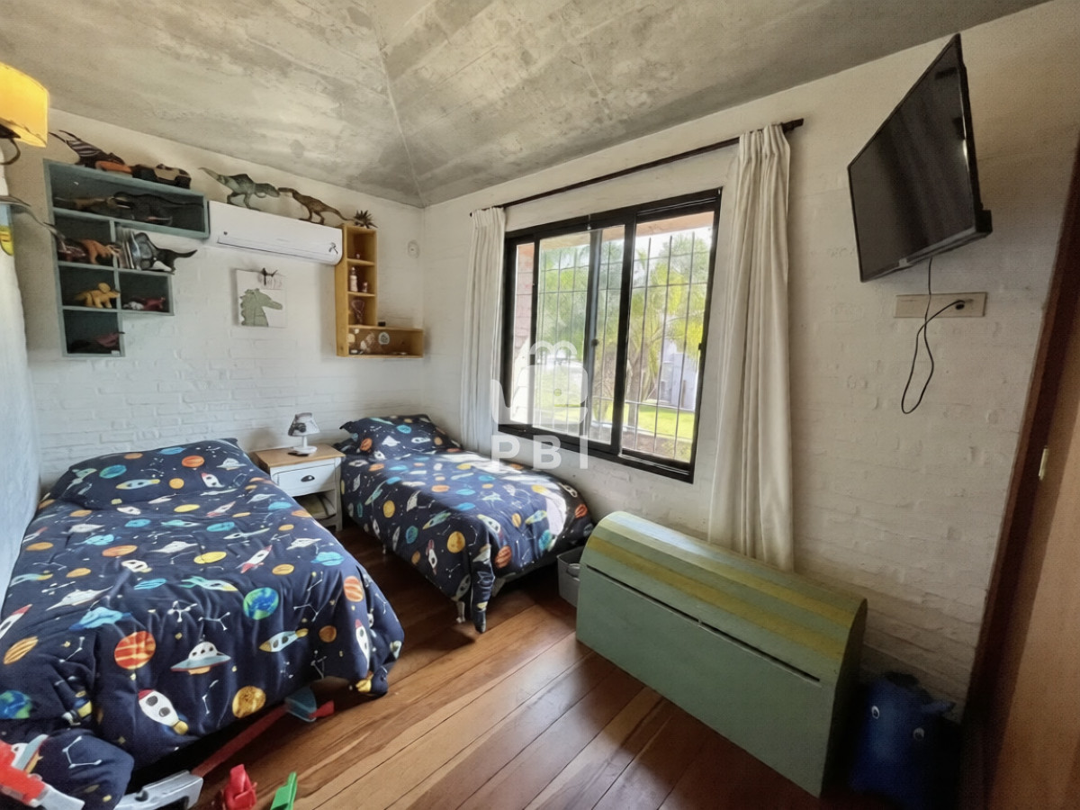 Q2FzYSBkZSA0IGRvcm1pdG9yaW9zIGVuIFBpbmFyZXMsIFB1bnRhIGRlbCBFc3RlIC0gUmVmIDogUEJJMTU4MDg=