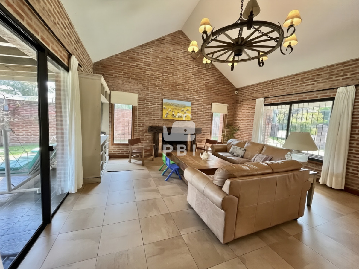 Q2FzYSBkZSA0IGRvcm1pdG9yaW9zIGVuIFBpbmFyZXMsIFB1bnRhIGRlbCBFc3RlIC0gUmVmIDogUEJJMTU4MDg=