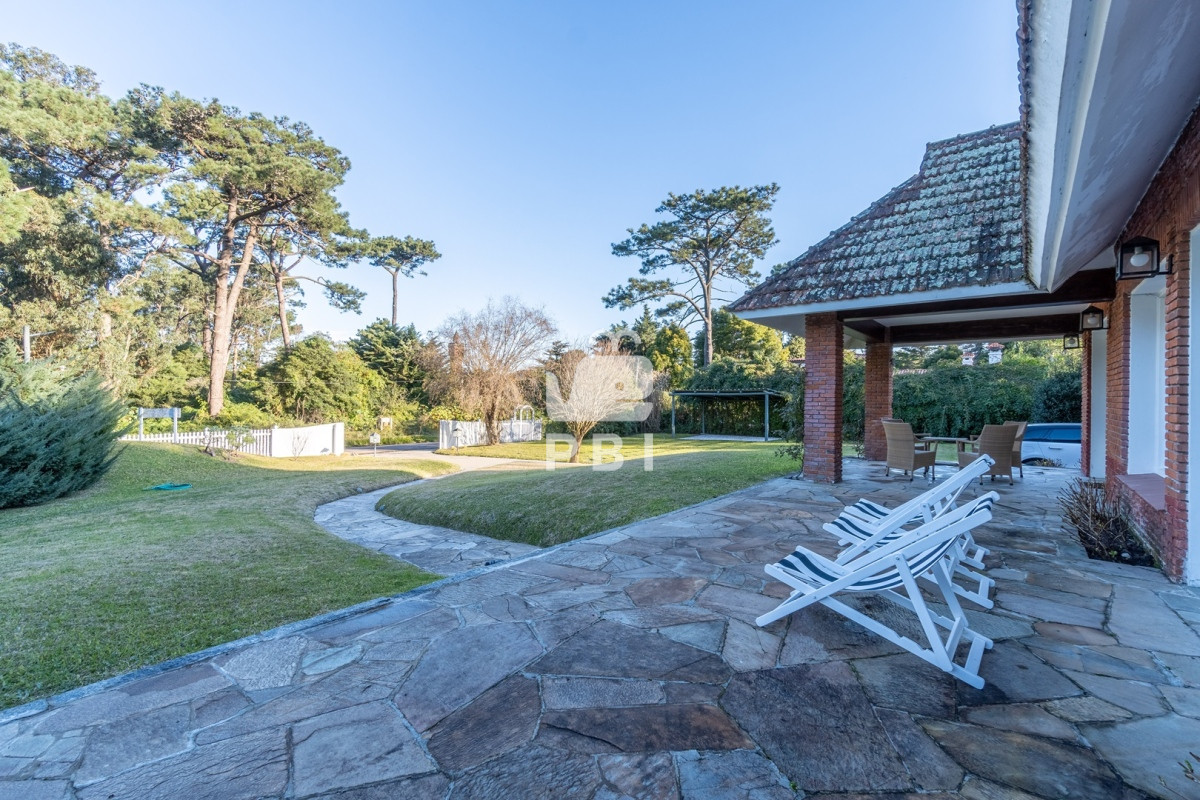 RXhjbHVzaXZhIHByb3BpZWRhZCBlbiB2ZW50YSwgY29uIDUgZG9ybWl0b3Jpb3MsIEVsIEdvbGYsIFB1bnRhIGRlbCBFc3RlLiAtIFJlZiA6IFBCSTEzODQ0