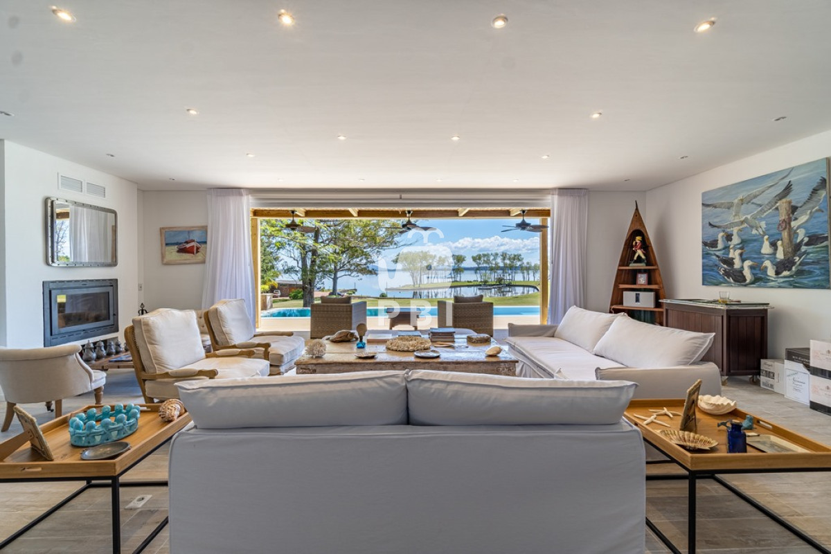 Q2FzYSBkZSAzIGRvcm1pdG9yaW9zIGVuIGJhcnJpbyBwcml2YWRvIC0gUmVmIDogUEJJMzIzOQ==