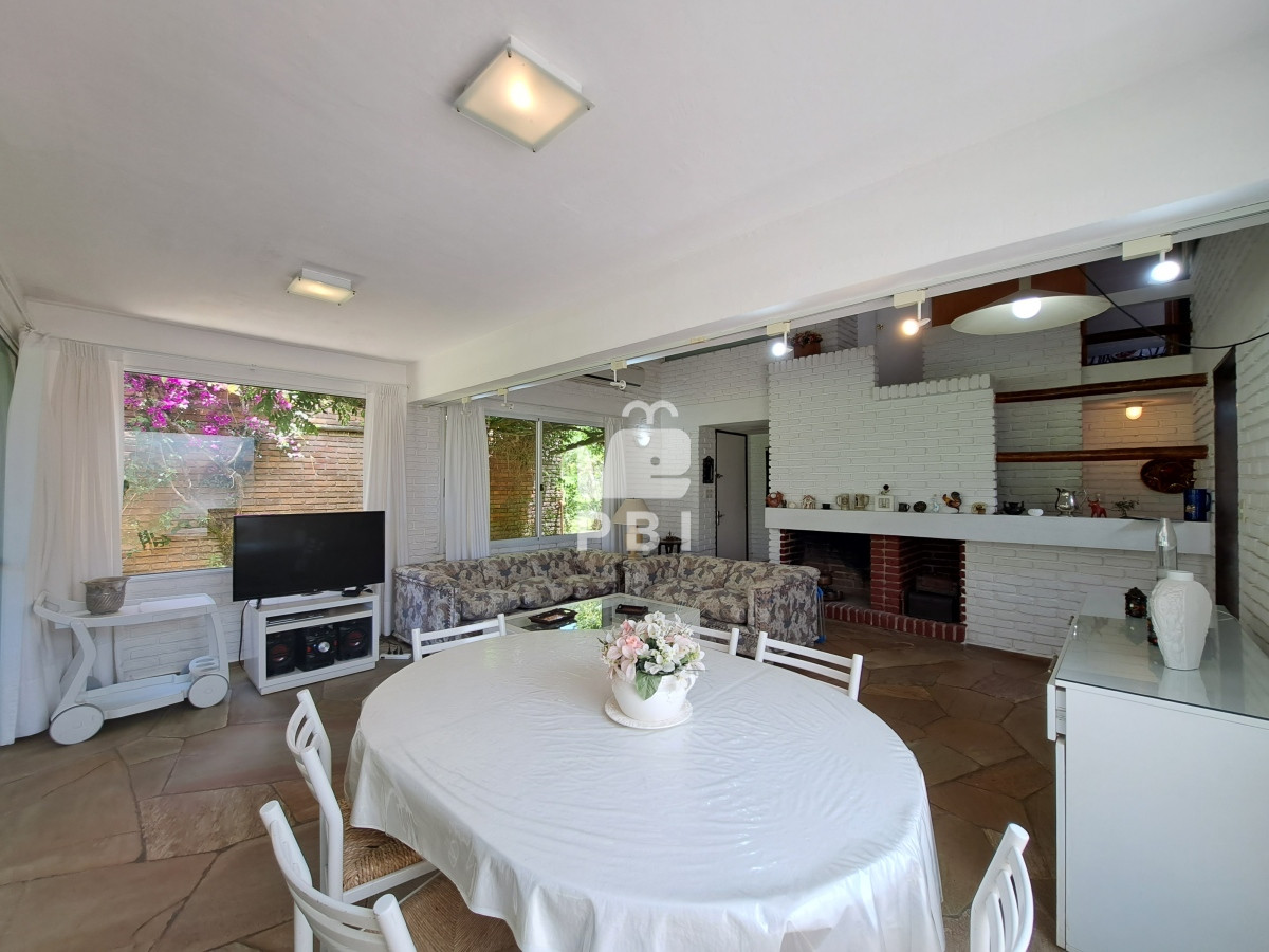 Q2FzYSA0IERPUk1JVE9SSU9TIGVuIENhbWlubyBMdXNzaWNoLCBQdW50YSBCYWxsZW5hIC0gUmVmIDogUEJJMTMxODE=