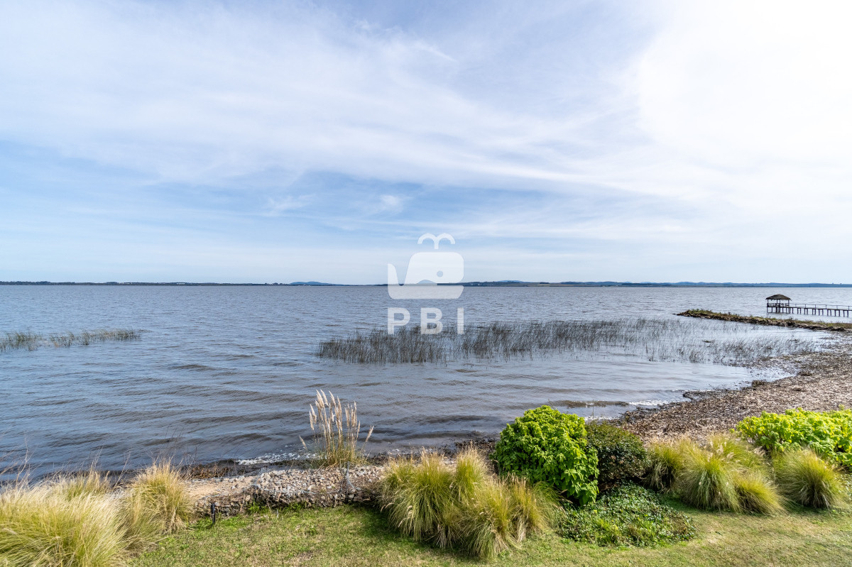 Q2hhY3JhIGNvbiBjYXNhIGEgbGEgdmVudGEgZW4gTGFndW5hIFNhdWNlICAtIFJlZiA6IFBCSTE1MTUz