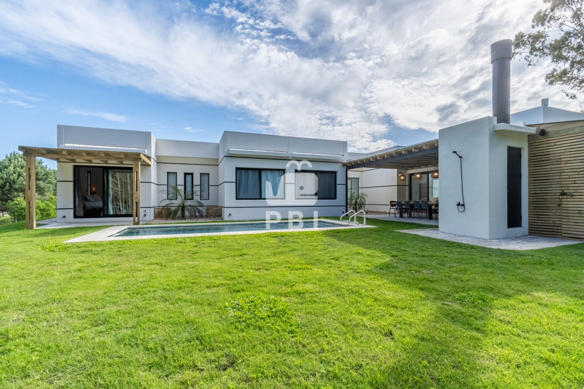 Q2FzYSA0IERPUk1JVE9SSU9TIGVuIEFjcmVzIGRlIFNvbGFuYXMsIFB1bnRhIEJhbGxlbmEgLSBSZWYgOiBQQkkxMzE2OA==