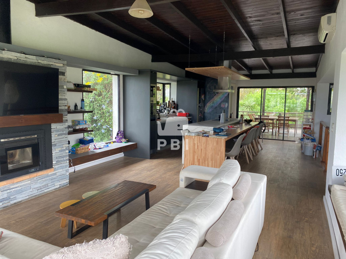 Venta de Casa de 3 Dormitorios en suite  en La Barra - Ref : PBI14641