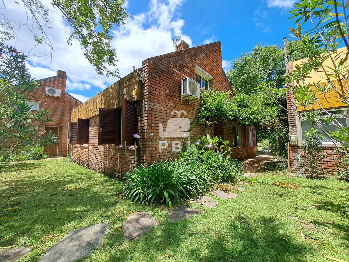 Q2FzYSA0IERPUk1JVE9SSU9TIGVuIENhbWlubyBMdXNzaWNoLCBQdW50YSBCYWxsZW5hIC0gUmVmIDogUEJJMTMxODE=