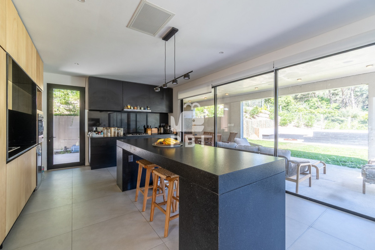 Q2FzYSBkZSAzIGRvcm1pdG9yaW9zIGVuIEFsbWFyLCBDbHViIGRlbCBMYWdvIC0gUmVmIDogUEJJMTQyMzY=