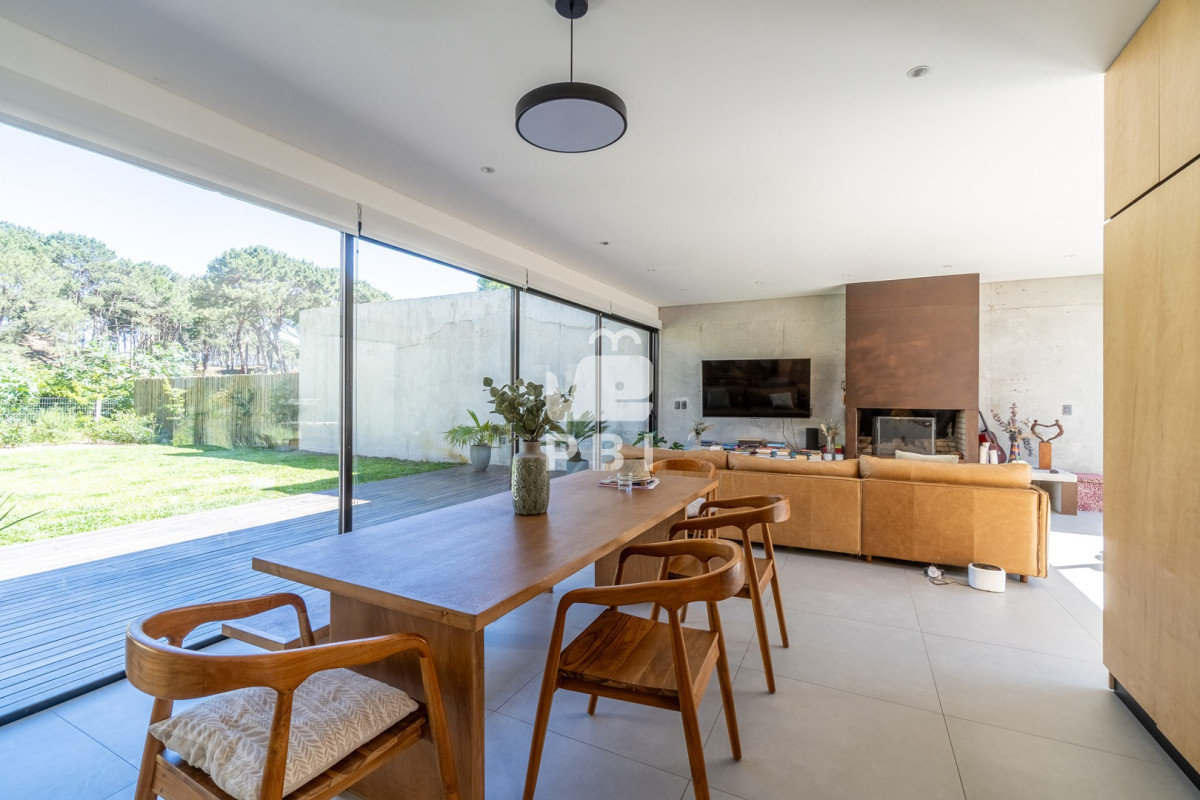 Q2FzYSBkZSAzIGRvcm1pdG9yaW9zIGVuIEFsbWFyLCBDbHViIGRlbCBMYWdvIC0gUmVmIDogUEJJMTQyMzY=