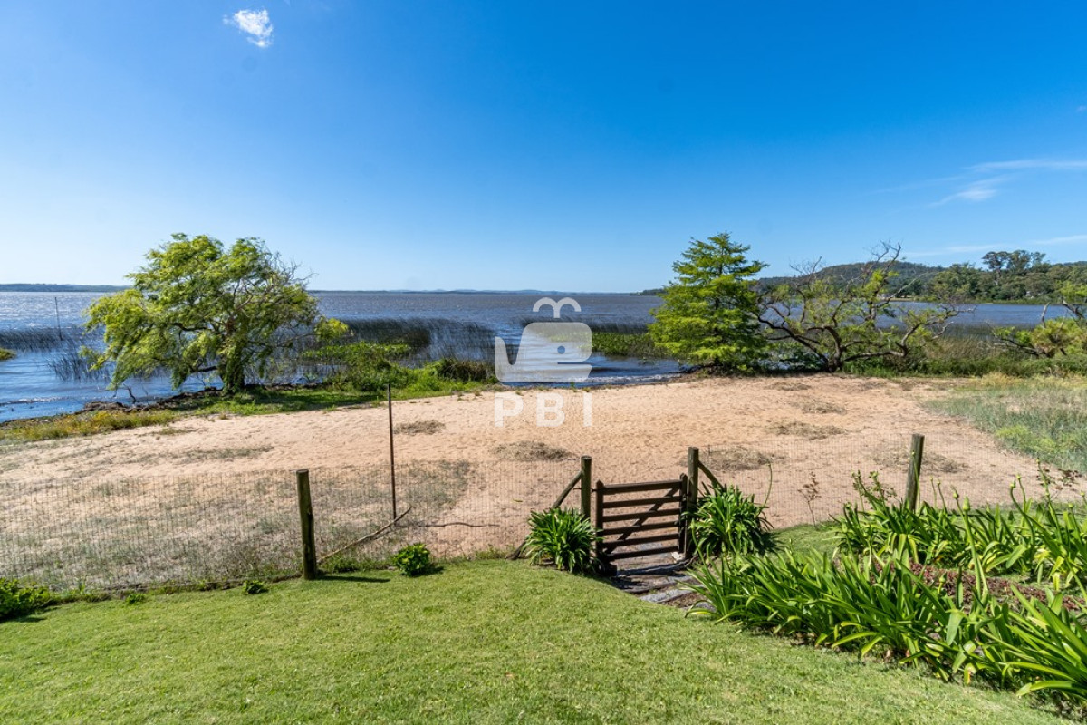 Q2FzYSA0IERPUk1JVE9SSU9TIGVuIExhZ3VuYSBkZWwgU2F1Y2UgLCBQdW50YSBCYWxsZW5hIC0gUmVmIDogUEJJMjQ1NA==