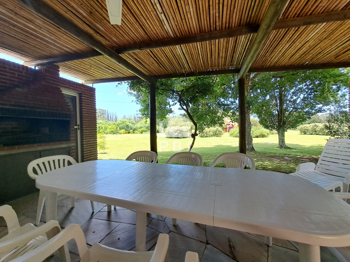 Q2FzYSA0IERPUk1JVE9SSU9TIGVuIENhbWlubyBMdXNzaWNoLCBQdW50YSBCYWxsZW5hIC0gUmVmIDogUEJJMTMxODE=