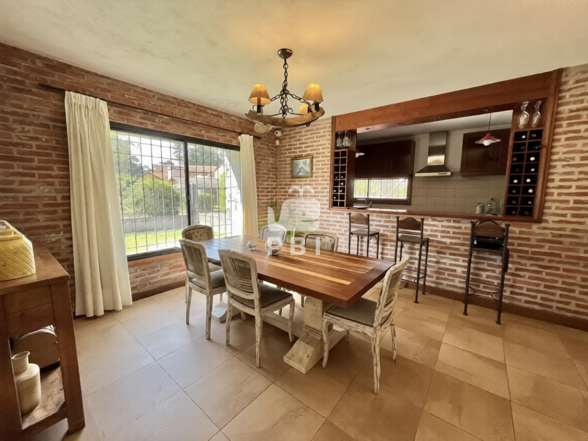 Q2FzYSBkZSA0IGRvcm1pdG9yaW9zIGVuIFBpbmFyZXMsIFB1bnRhIGRlbCBFc3RlIC0gUmVmIDogUEJJMTU4MDg=