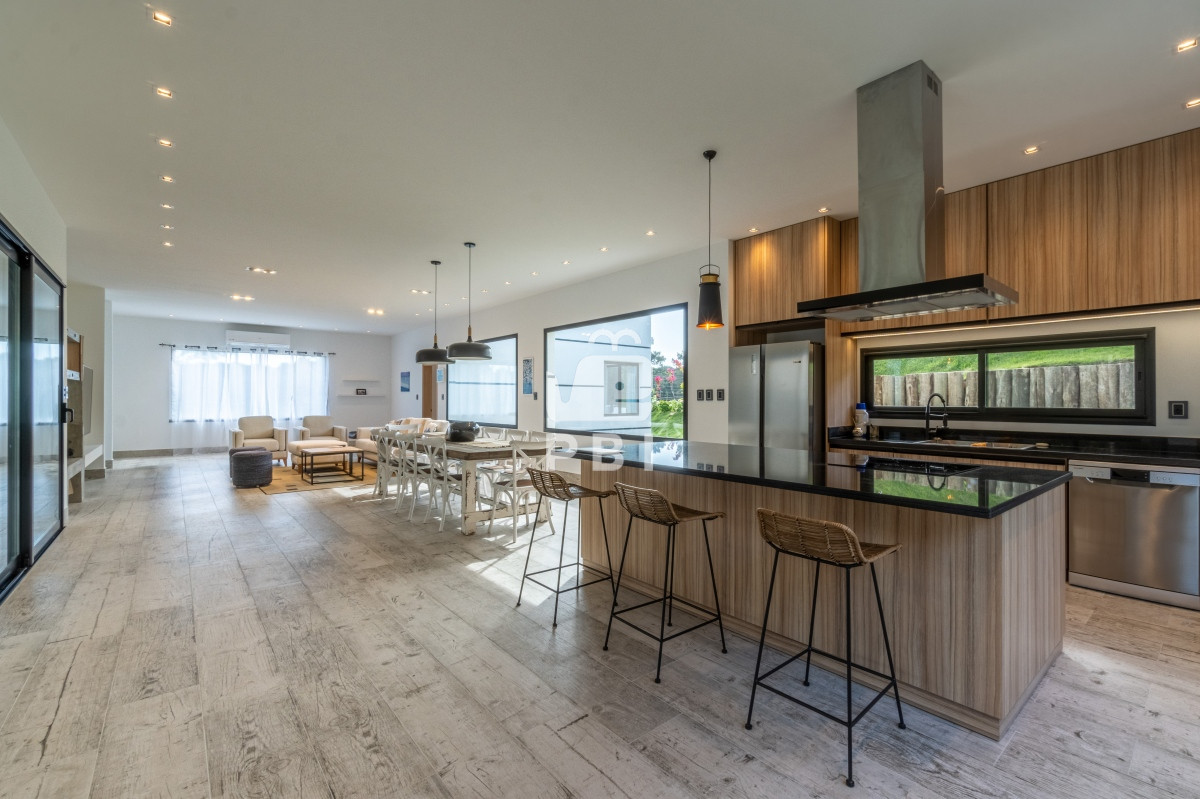 Q2FzYSA0IERPUk1JVE9SSU9TIGVuIEFjcmVzIGRlIFNvbGFuYXMsIFB1bnRhIEJhbGxlbmEgLSBSZWYgOiBQQkkxMzE2OA==