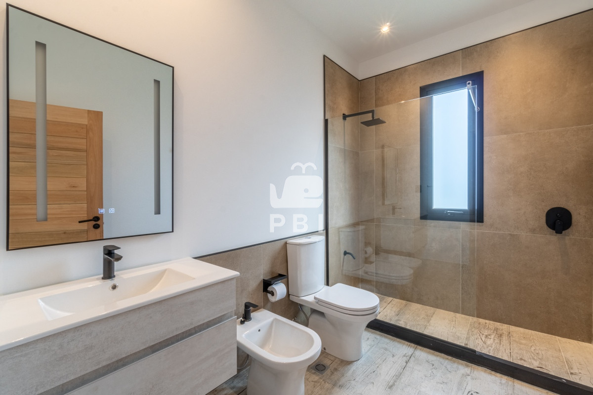 Q2FzYSA0IERPUk1JVE9SSU9TIGVuIEFjcmVzIGRlIFNvbGFuYXMsIFB1bnRhIEJhbGxlbmEgLSBSZWYgOiBQQkkxMzE2OA==