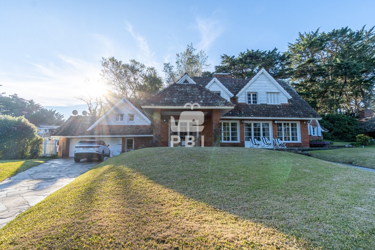 RXhjbHVzaXZhIHByb3BpZWRhZCBlbiB2ZW50YSwgY29uIDUgZG9ybWl0b3Jpb3MsIEVsIEdvbGYsIFB1bnRhIGRlbCBFc3RlLiAtIFJlZiA6IFBCSTEzODQ0