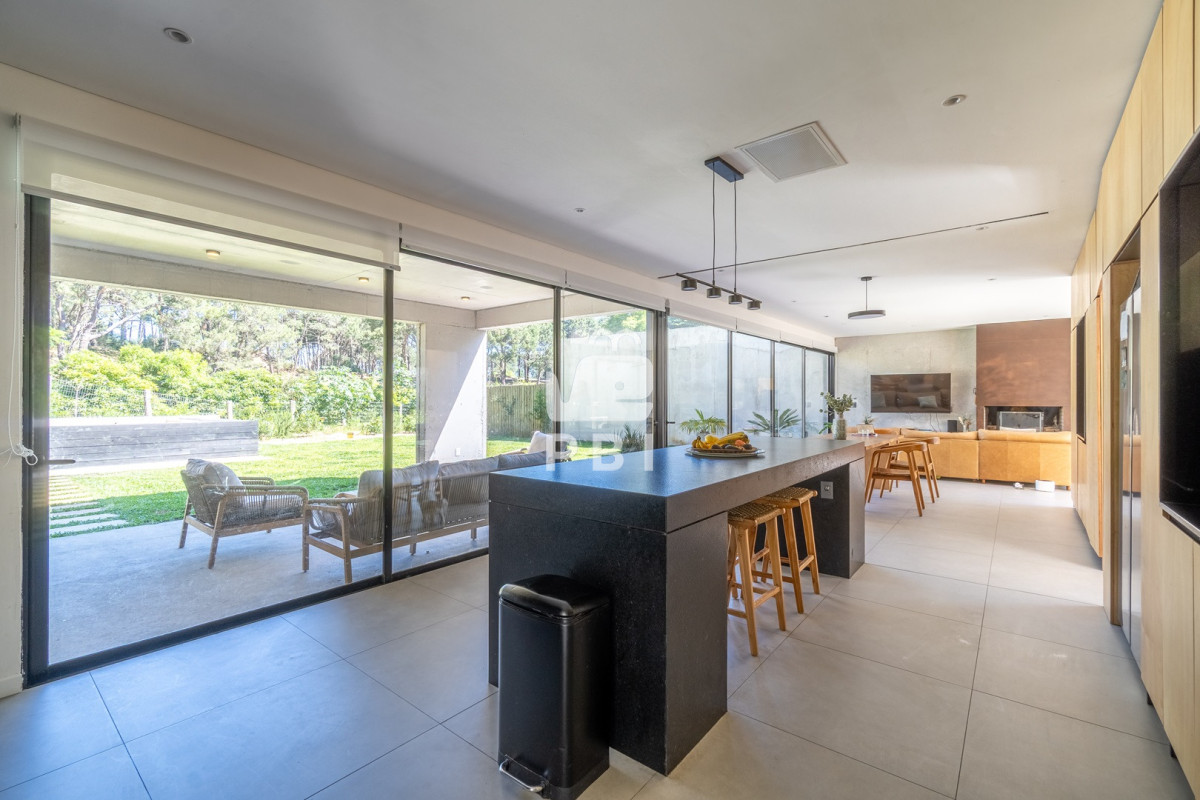 Q2FzYSBkZSAzIGRvcm1pdG9yaW9zIGVuIEFsbWFyLCBDbHViIGRlbCBMYWdvIC0gUmVmIDogUEJJMTQyMzY=