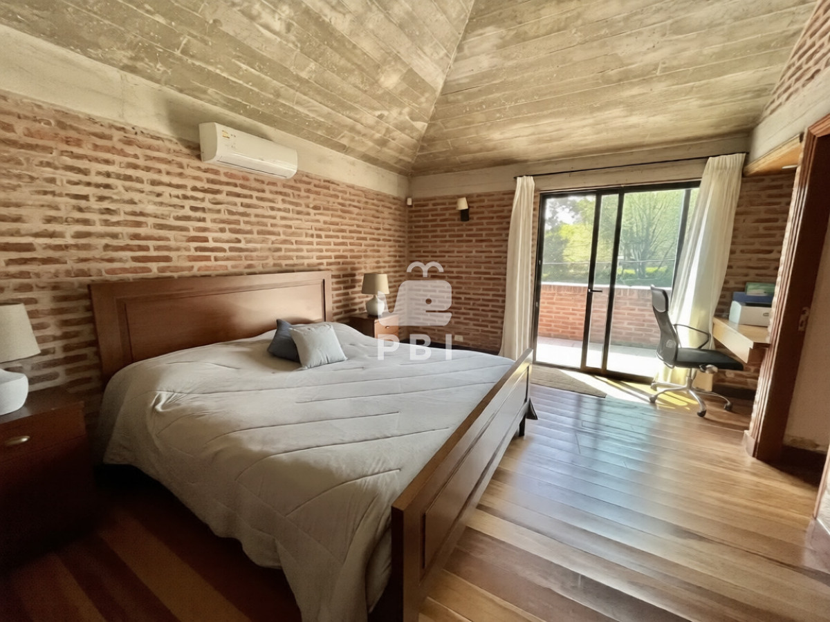 Q2FzYSBkZSA0IGRvcm1pdG9yaW9zIGVuIFBpbmFyZXMsIFB1bnRhIGRlbCBFc3RlIC0gUmVmIDogUEJJMTU4MDg=