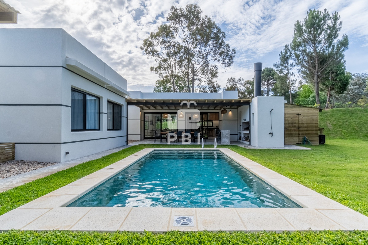 Q2FzYSA0IERPUk1JVE9SSU9TIGVuIEFjcmVzIGRlIFNvbGFuYXMsIFB1bnRhIEJhbGxlbmEgLSBSZWYgOiBQQkkxMzE2OA==