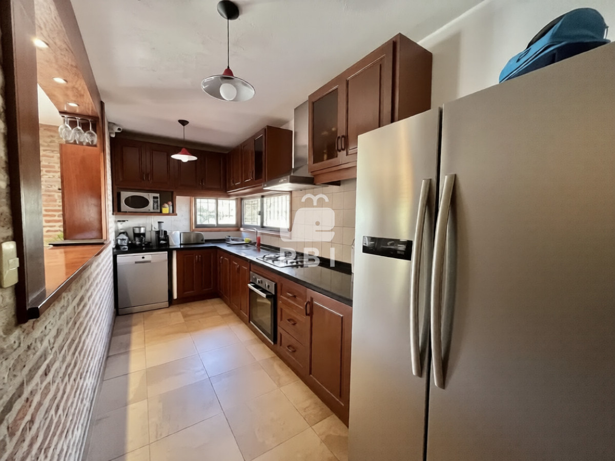 Q2FzYSBkZSA0IGRvcm1pdG9yaW9zIGVuIFBpbmFyZXMsIFB1bnRhIGRlbCBFc3RlIC0gUmVmIDogUEJJMTU4MDg=