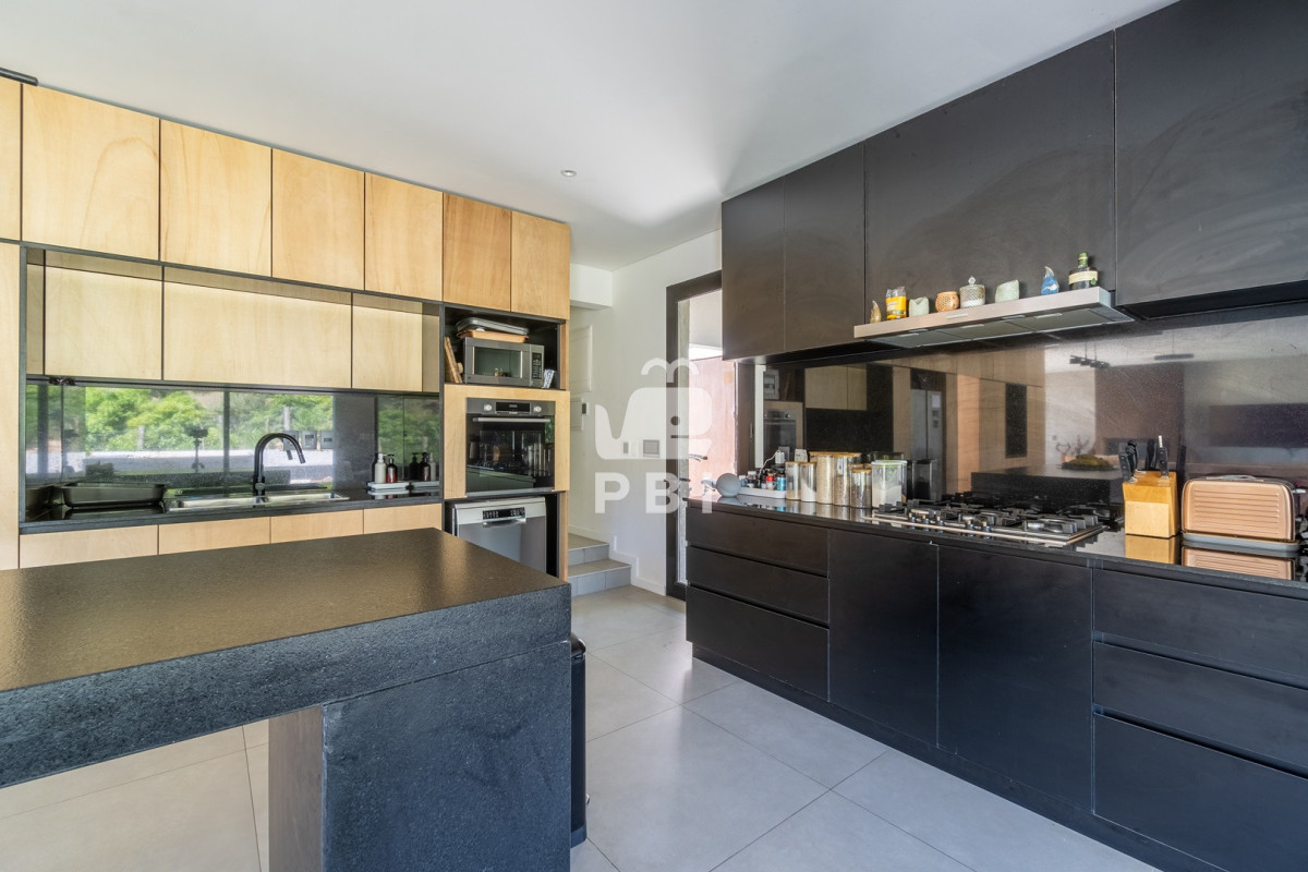 Q2FzYSBkZSAzIGRvcm1pdG9yaW9zIGVuIEFsbWFyLCBDbHViIGRlbCBMYWdvIC0gUmVmIDogUEJJMTQyMzY=