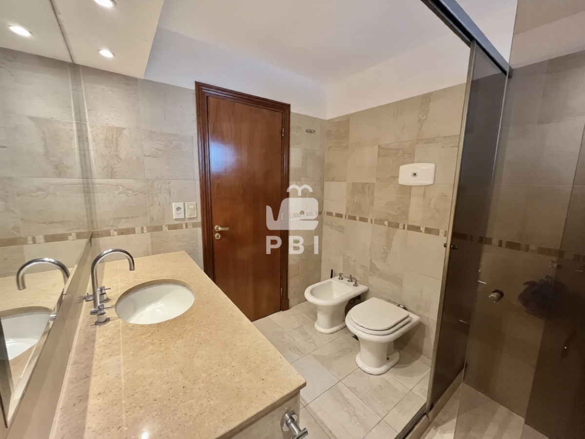 Q2FzYSBkZSA0IGRvcm1pdG9yaW9zIGVuIFBpbmFyZXMsIFB1bnRhIGRlbCBFc3RlIC0gUmVmIDogUEJJMTU4MDg=