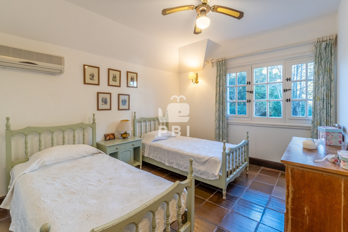 RXhjbHVzaXZhIHByb3BpZWRhZCBlbiB2ZW50YSwgY29uIDUgZG9ybWl0b3Jpb3MsIEVsIEdvbGYsIFB1bnRhIGRlbCBFc3RlLiAtIFJlZiA6IFBCSTEzODQ0