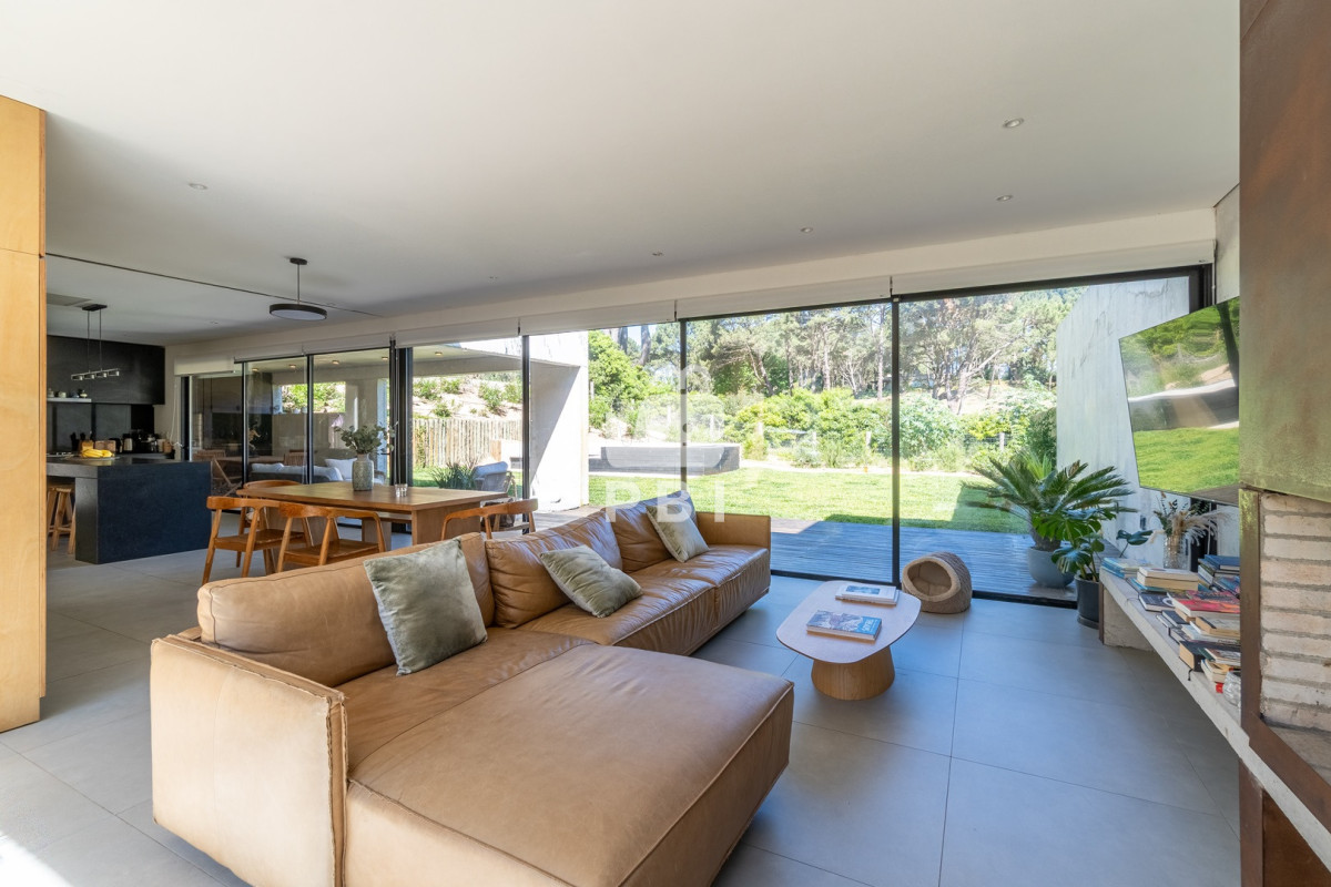 Q2FzYSBkZSAzIGRvcm1pdG9yaW9zIGVuIEFsbWFyLCBDbHViIGRlbCBMYWdvIC0gUmVmIDogUEJJMTQyMzY=