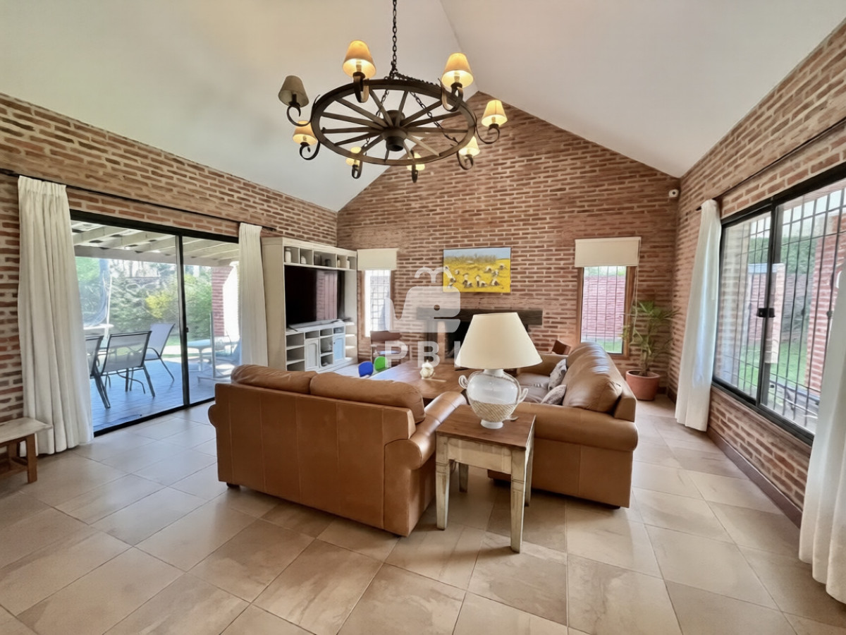 Q2FzYSBkZSA0IGRvcm1pdG9yaW9zIGVuIFBpbmFyZXMsIFB1bnRhIGRlbCBFc3RlIC0gUmVmIDogUEJJMTU4MDg=