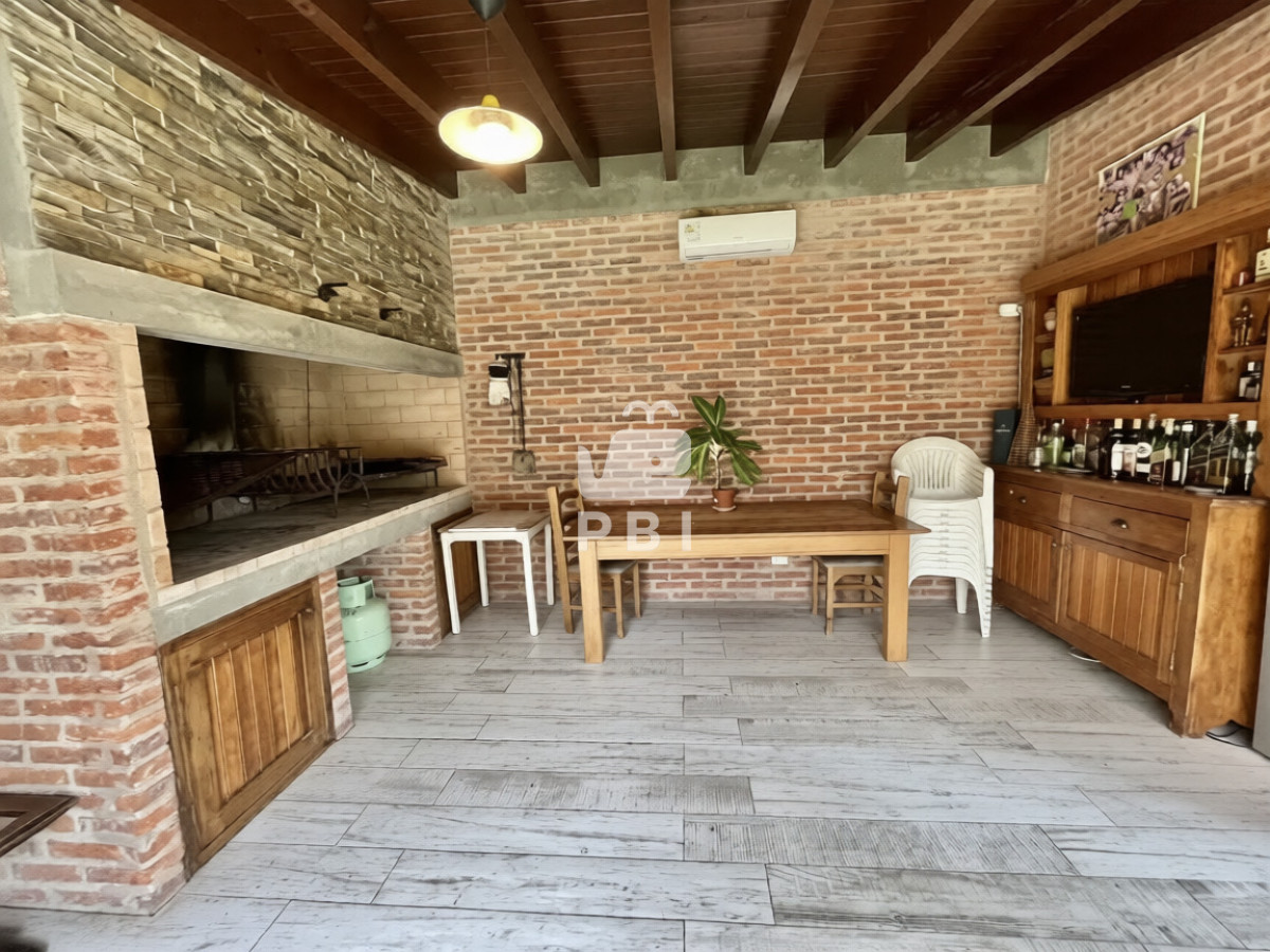 Q2FzYSBkZSA0IGRvcm1pdG9yaW9zIGVuIFBpbmFyZXMsIFB1bnRhIGRlbCBFc3RlIC0gUmVmIDogUEJJMTU4MDg=