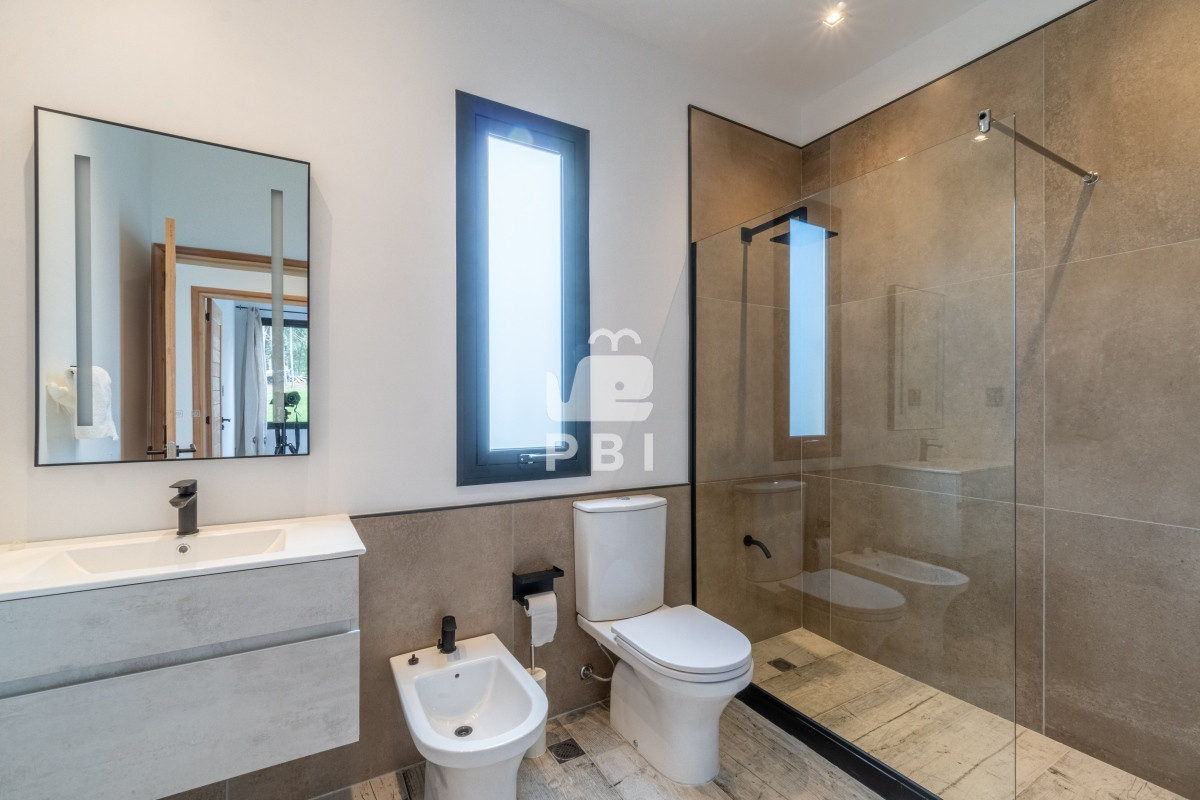 Q2FzYSA0IERPUk1JVE9SSU9TIGVuIEFjcmVzIGRlIFNvbGFuYXMsIFB1bnRhIEJhbGxlbmEgLSBSZWYgOiBQQkkxMzE2OA==