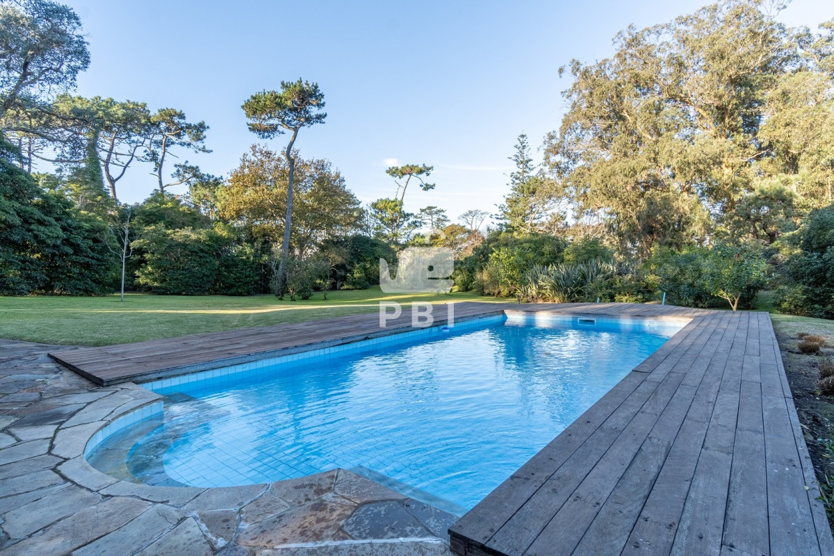 RXhjbHVzaXZhIHByb3BpZWRhZCBlbiB2ZW50YSwgY29uIDUgZG9ybWl0b3Jpb3MsIEVsIEdvbGYsIFB1bnRhIGRlbCBFc3RlLiAtIFJlZiA6IFBCSTEzODQ0