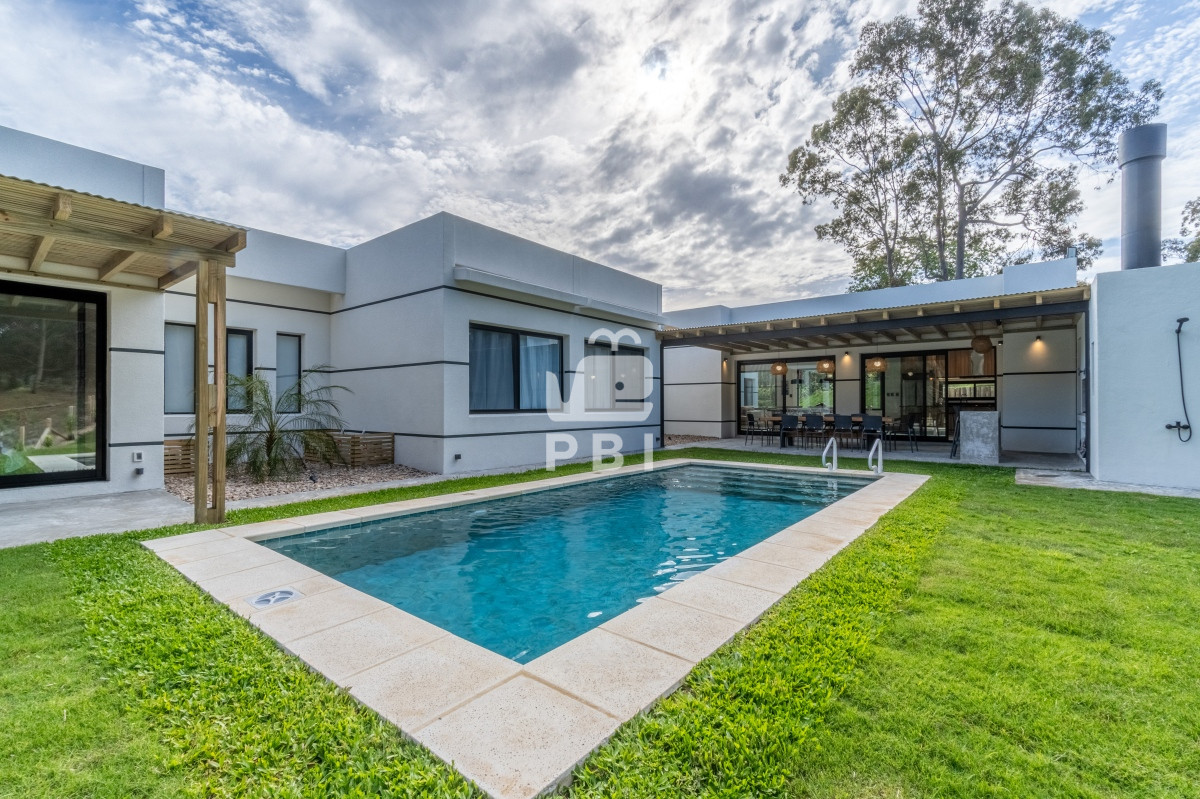 Q2FzYSA0IERPUk1JVE9SSU9TIGVuIEFjcmVzIGRlIFNvbGFuYXMsIFB1bnRhIEJhbGxlbmEgLSBSZWYgOiBQQkkxMzE2OA==