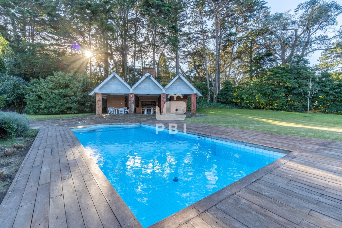 RXhjbHVzaXZhIHByb3BpZWRhZCBlbiB2ZW50YSwgY29uIDUgZG9ybWl0b3Jpb3MsIEVsIEdvbGYsIFB1bnRhIGRlbCBFc3RlLiAtIFJlZiA6IFBCSTEzODQ0