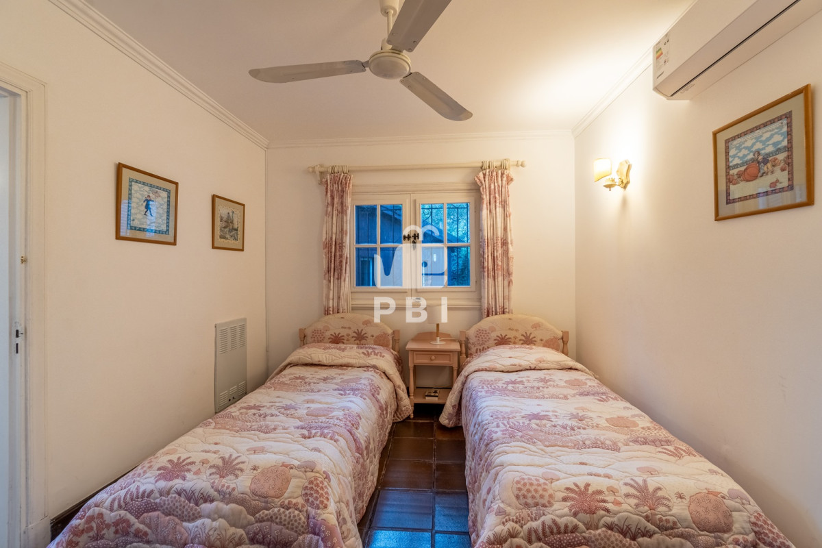 RXhjbHVzaXZhIHByb3BpZWRhZCBlbiB2ZW50YSwgY29uIDUgZG9ybWl0b3Jpb3MsIEVsIEdvbGYsIFB1bnRhIGRlbCBFc3RlLiAtIFJlZiA6IFBCSTEzODQ0