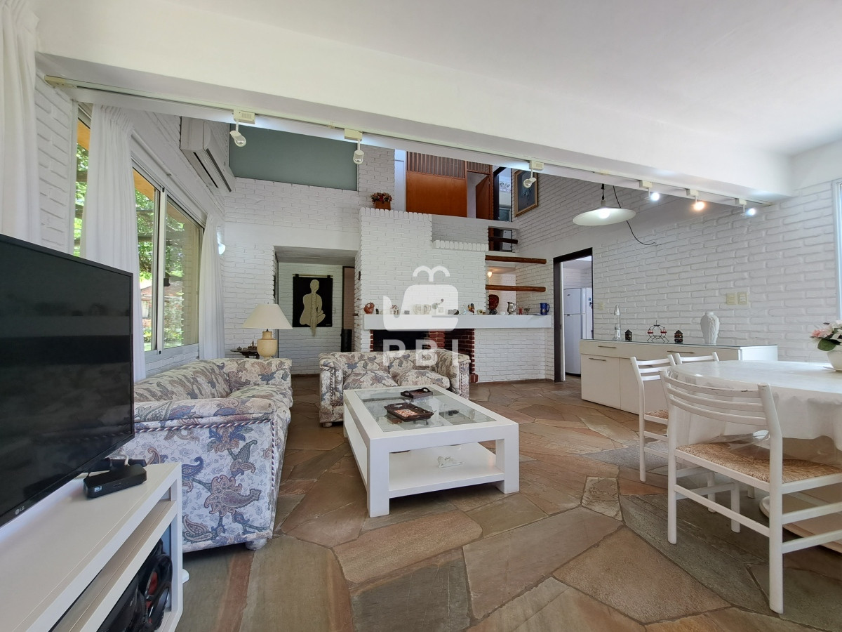 Q2FzYSA0IERPUk1JVE9SSU9TIGVuIENhbWlubyBMdXNzaWNoLCBQdW50YSBCYWxsZW5hIC0gUmVmIDogUEJJMTMxODE=