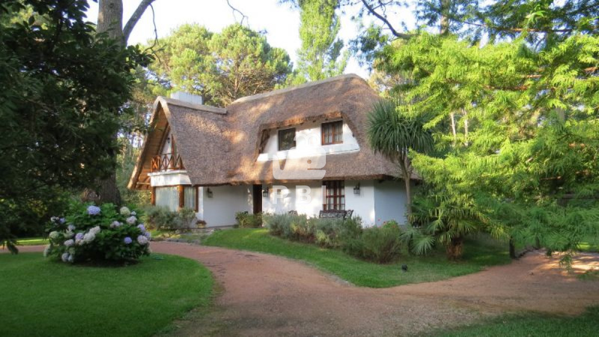 Casa 4 DORMITORIOS en Portezuelo Bosque, Punta Ballena - Ref : PBI1201
