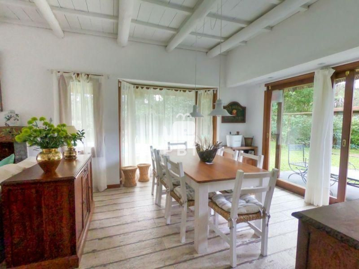 Q2FzYSA0IERPUk1JVE9SSU9TIGVuIFBvcnRlenVlbG8gQm9zcXVlLCBQdW50YSBCYWxsZW5hIC0gUmVmIDogUEJJMTIwMQ==